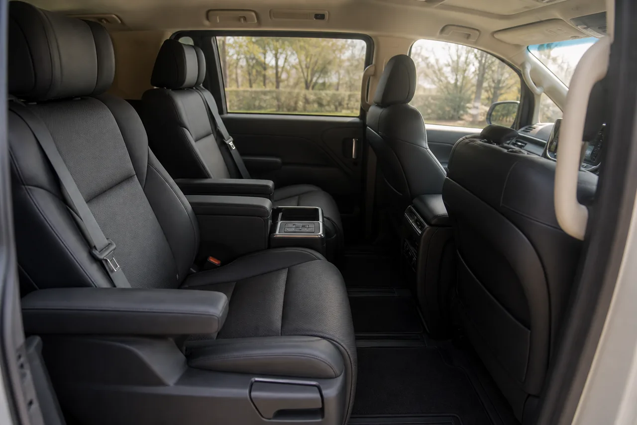Interior Toyota Alphard dengan kursi penumpang baris kedua