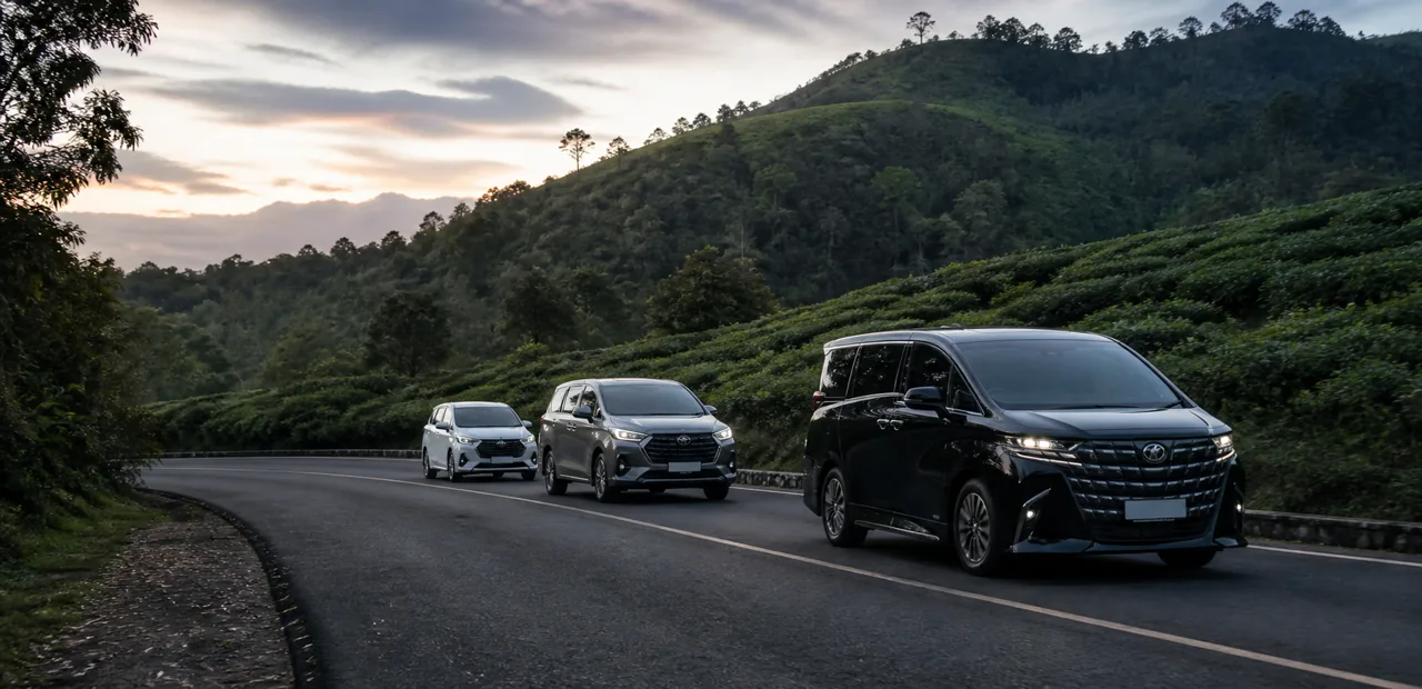 Toyota Alphard, Innova Zenix, dan Avanza melaju di jalan Puncak saat senja